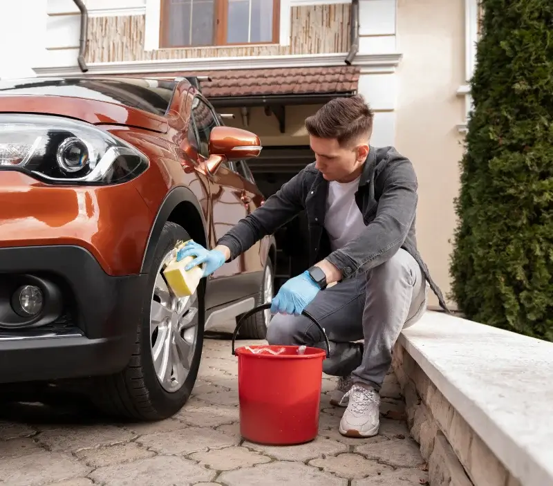 Lavage auto à domicile Ajain : professionnel intervenant sur un véhicule